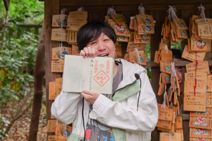 「小さいおじさん」の正体とは！？　東京のへそ・大宮八幡宮にてランパンプスが合格祈願！
