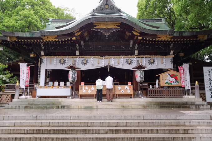 「小さいおじさん」の正体とは！？　東京のへそ・大宮八幡宮にてランパンプスが合格祈願！