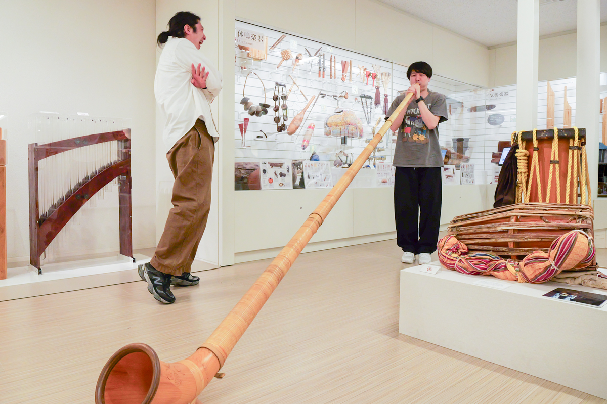 世界の楽器が大集合！？　国立音楽大学 楽器学資料館の展示室にランパンプスが潜入！
