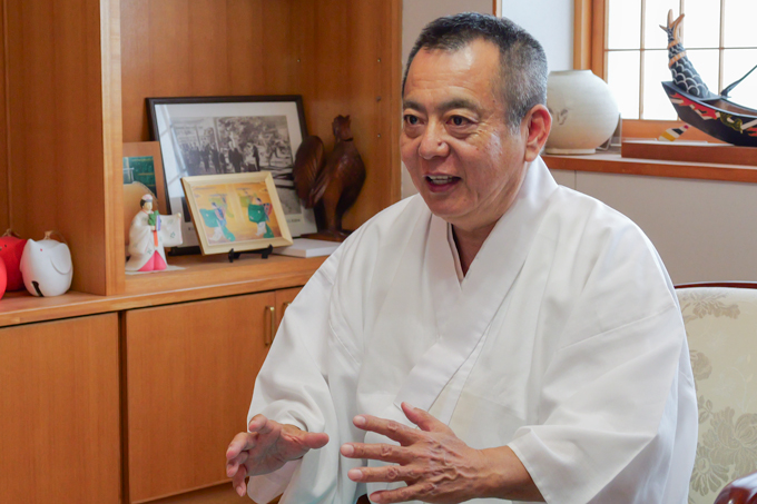 神社の奥に洞窟！？　琉球古神道の歴史を守る、普天満宮でランパンプスが合格祈願！