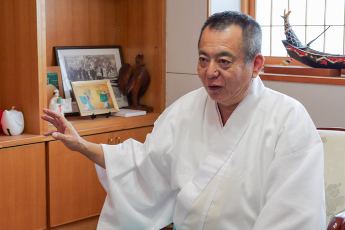神社の奥に洞窟！？　琉球古神道の歴史を守る、普天満宮でランパンプスが合格祈願！