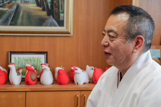 神社の奥に洞窟！？　琉球古神道の歴史を守る、普天満宮でランパンプスが合格祈願！