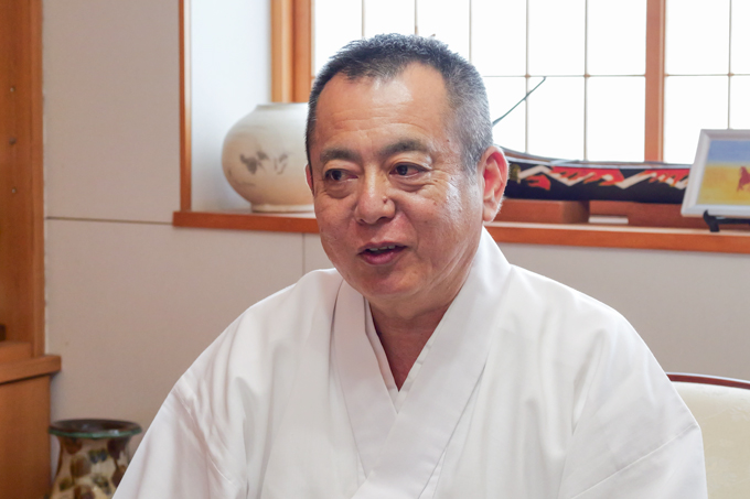 神社の奥に洞窟！？　琉球古神道の歴史を守る、普天満宮でランパンプスが合格祈願！