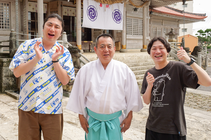 神社の奥に洞窟！？　琉球古神道の歴史を守る、普天満宮でランパンプスが合格祈願！