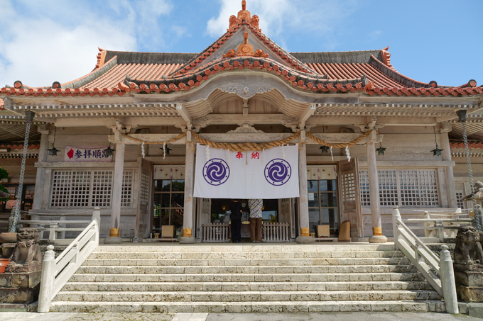 神社の奥に洞窟！？　琉球古神道の歴史を守る、普天満宮でランパンプスが合格祈願！