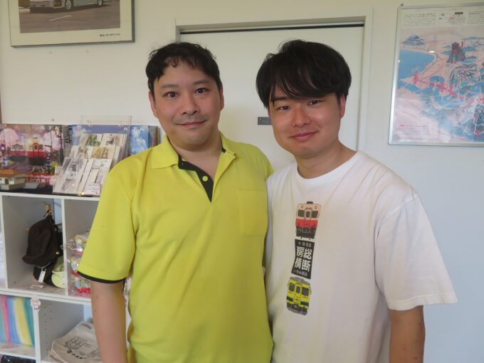 左から　民俗学者 石井誠さんと小湊鐵道企画広報課の西山湧大係長