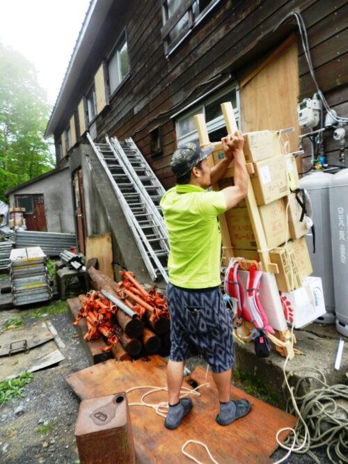 歩荷の方が山小屋へ（画像提供：石高徳人さん）