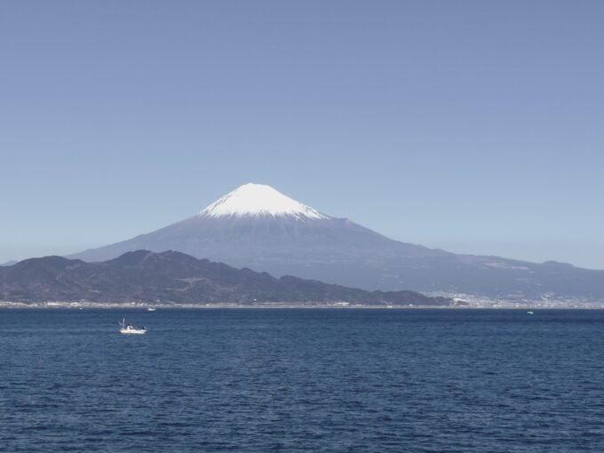 三保海岸（清水）から望む富士山