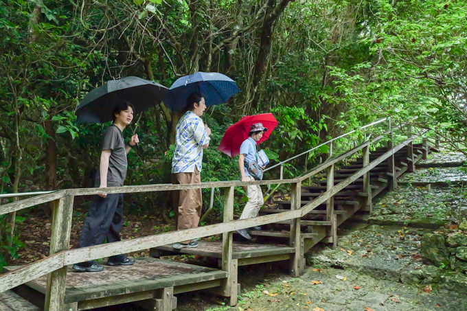 琉球王国最高の聖地！？　世界遺産・斎場御嶽でランパンプスが祈りの真髄を学ぶ！