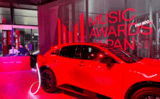 渋谷で「MUSIC AWARDS JAPAN WEEK」イベント開催中!トヨタ・クラウンの給電がDJを支え盛り上げる!