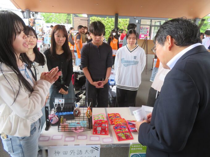 ブースをまわる神谷俊一千葉市長