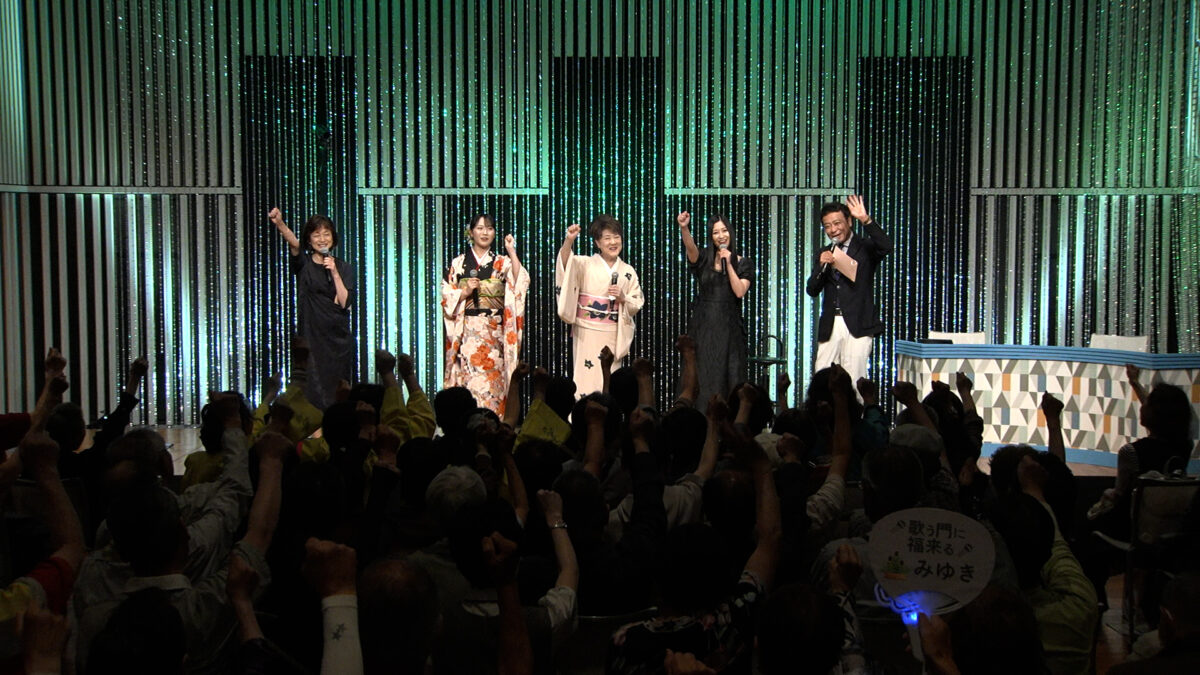 川中美幸、矢沢永吉の東京ドーム公演でファンと一緒にバスタオルを投げる！