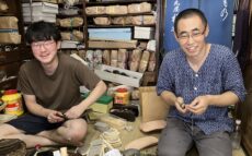 慶応元年創業、旧東海道の下駄屋「丸屋履物店」――六代目が守り続ける、鼻緒をすげる手仕事