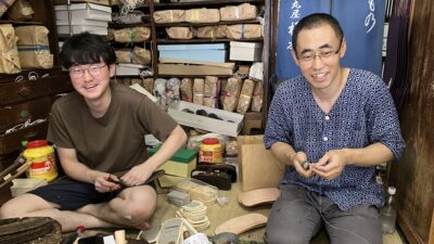 慶応元年創業、旧東海道の下駄屋「丸屋履物店」――六代目が守り続ける、鼻緒をすげる手仕事