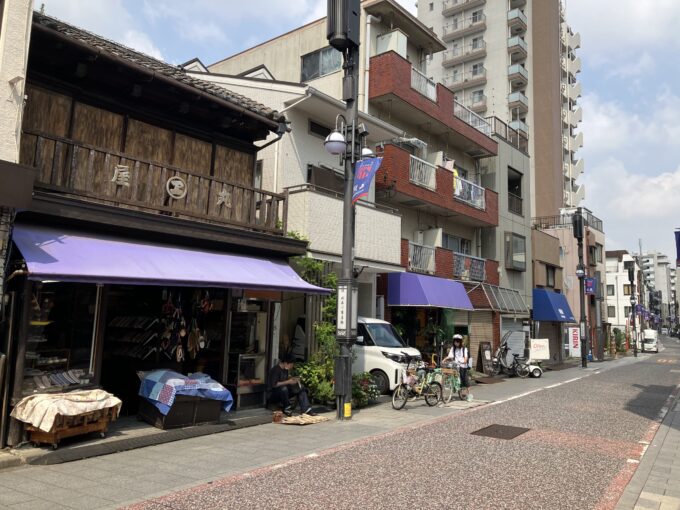 旧東海道・北品川商店街にある丸屋履物店