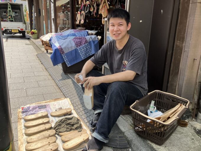 下駄の磨き作業をする新人の高橋直己さん