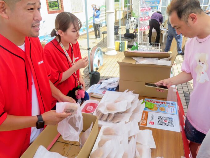 「冷やしどむぞう焼き」販売の様子