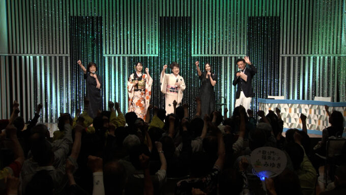 川中美幸、矢沢永吉の東京ドーム公演でファンと一緒にバスタオルを投げる!
