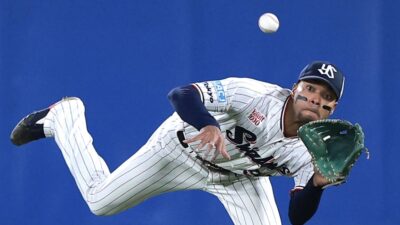 ヤクルト・モンテル、超美技で先発・山野を助ける！真中氏「打った瞬間、落ちたと思いました」