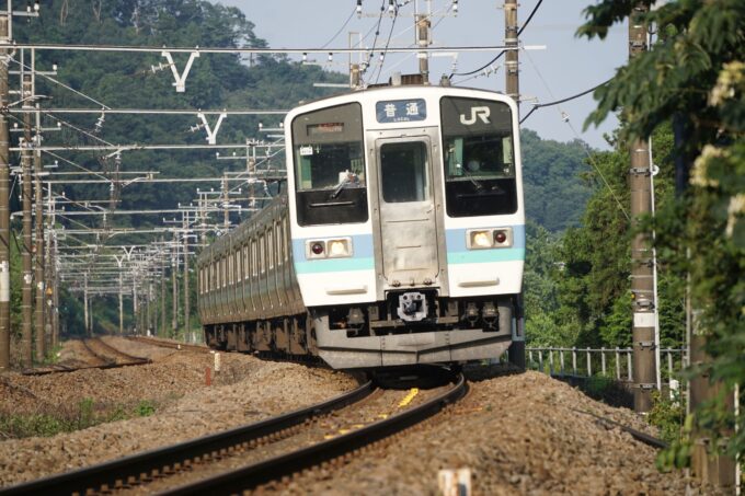 湯の花トンネル近くを走る、現在の中央本線の下り普通列車(当時は画像左・上り線の単線運転)