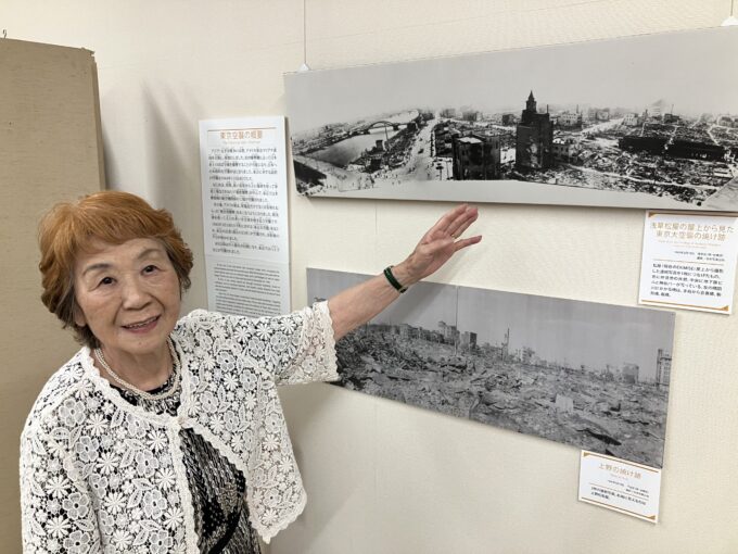 東京大空襲の写真を解説する二瓶治代さん