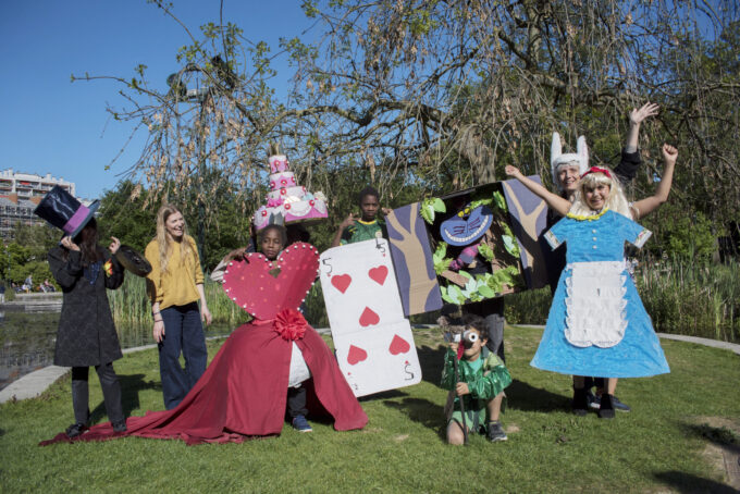 「不思議の国のアリス」を題材とした衣装作りとパフォーマンス パリ 2026年4月Costume-making and performance inspired by Alice’s Adventures in Wonderland, Paris, April 2026 Photo: Shun Kambe © The Japan Art Association