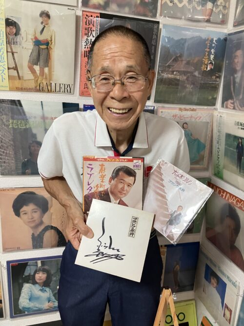フランク永井さんのレコードとサインを手に