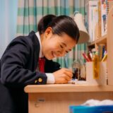 (C)2026「さとこはいつも」製作委員会