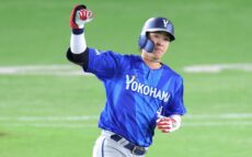 “衝撃の幕開け”DeNA・度会が先頭打者本塁打! 真中氏「見事なバッティング」