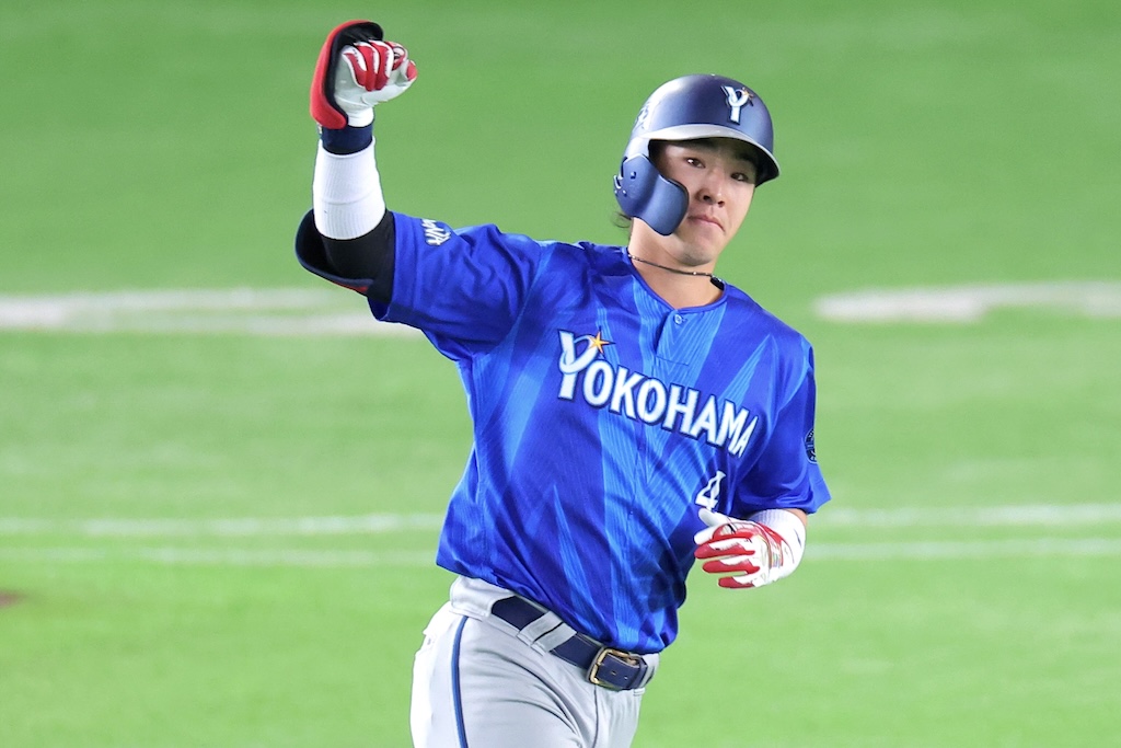 “衝撃の幕開け”DeNA・度会が先頭打者本塁打！　真中氏「見事なバッティング」