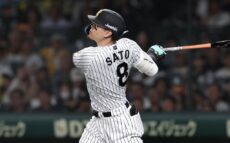 阪神・佐藤輝明、苦手のDeNA・平良の前に第1打席は空三振 金村氏「ほとんどボール球を振りましたよ」