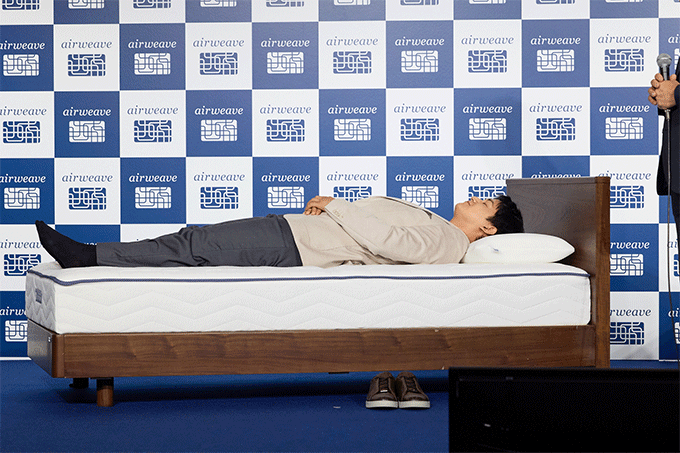 エアウィーヴが“新たな寝心地”を追求したマットレスを発表 浅田真央から花束&ケーキ贈呈のサプライズにりくりゅう感激