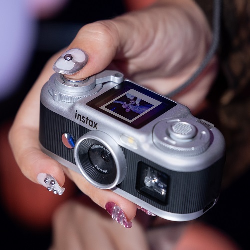 『長浜広奈 天下無双』富士フイルム“チェキ™”『instax Pal 2™』とコラボ！写真展も開催