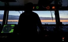 海上自衛隊を定年退官し、タンカー航海士として第二の人生を歩む男性