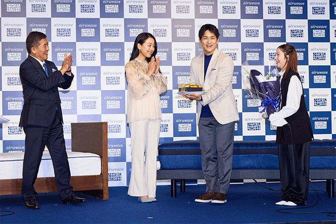 エアウィーヴが“新たな寝心地”を追求したマットレスを発表 浅田真央から花束&ケーキ贈呈のサプライズにりくりゅう感激